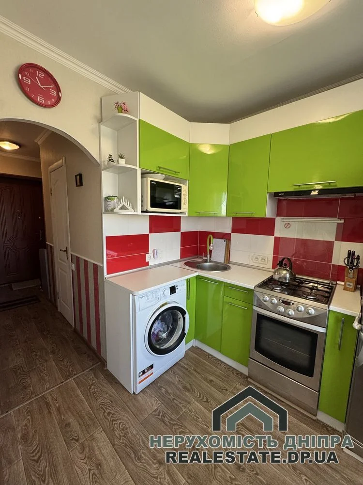 Продам 1к квартиру з ремонтом 30 м² ж/м Червоний камінь вул. Коробова 5