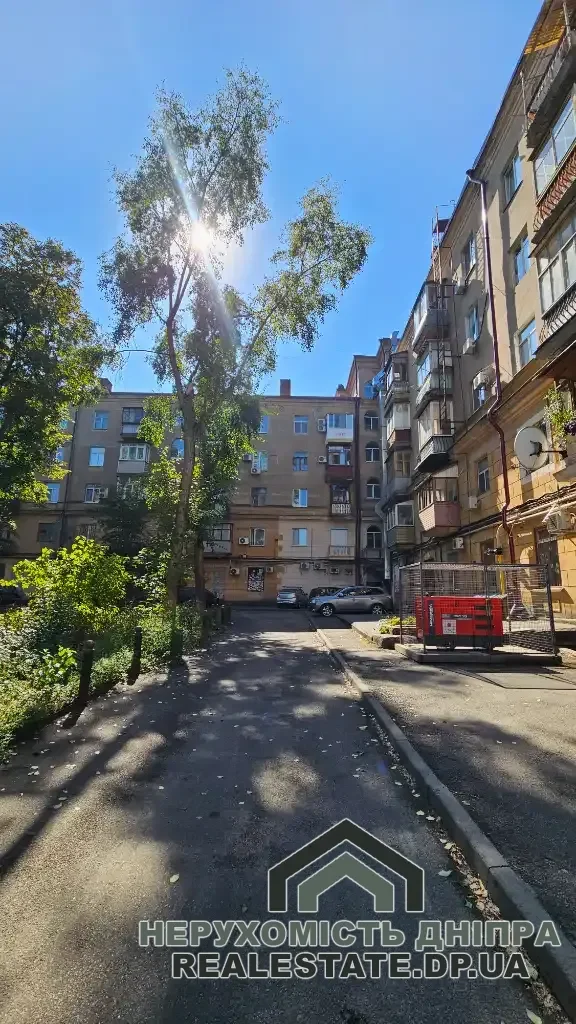 Продам 3кв. 71 м² Центр, сталинка · 4