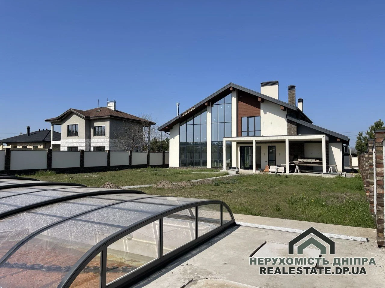 Продам 2х поверховий будинок 298 м² з верандою, бассейном на ділянці 15 соток в Сажівці