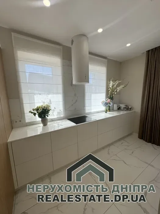 Продам гарний 2х поверховий будинок 211м² 8 соток в центрі міста Дніпро
