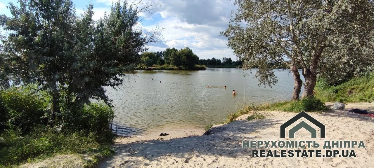 Продам будинок-дачу в чудовому місті 2 поверхи, опалення, вода в будінку 7 соток