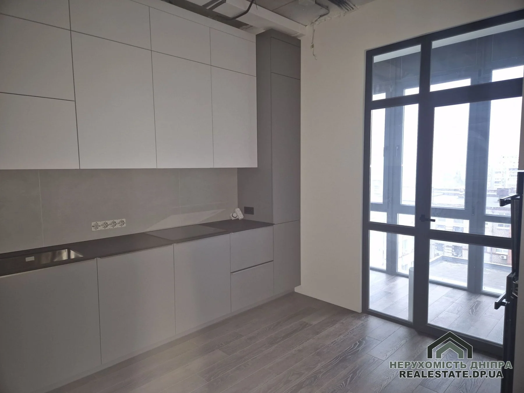 Продам 3к квартиру 104 м² з власним газовим опаленням та ремонтом в ЖК Geneve Центр Костомарівська вул. 1 а