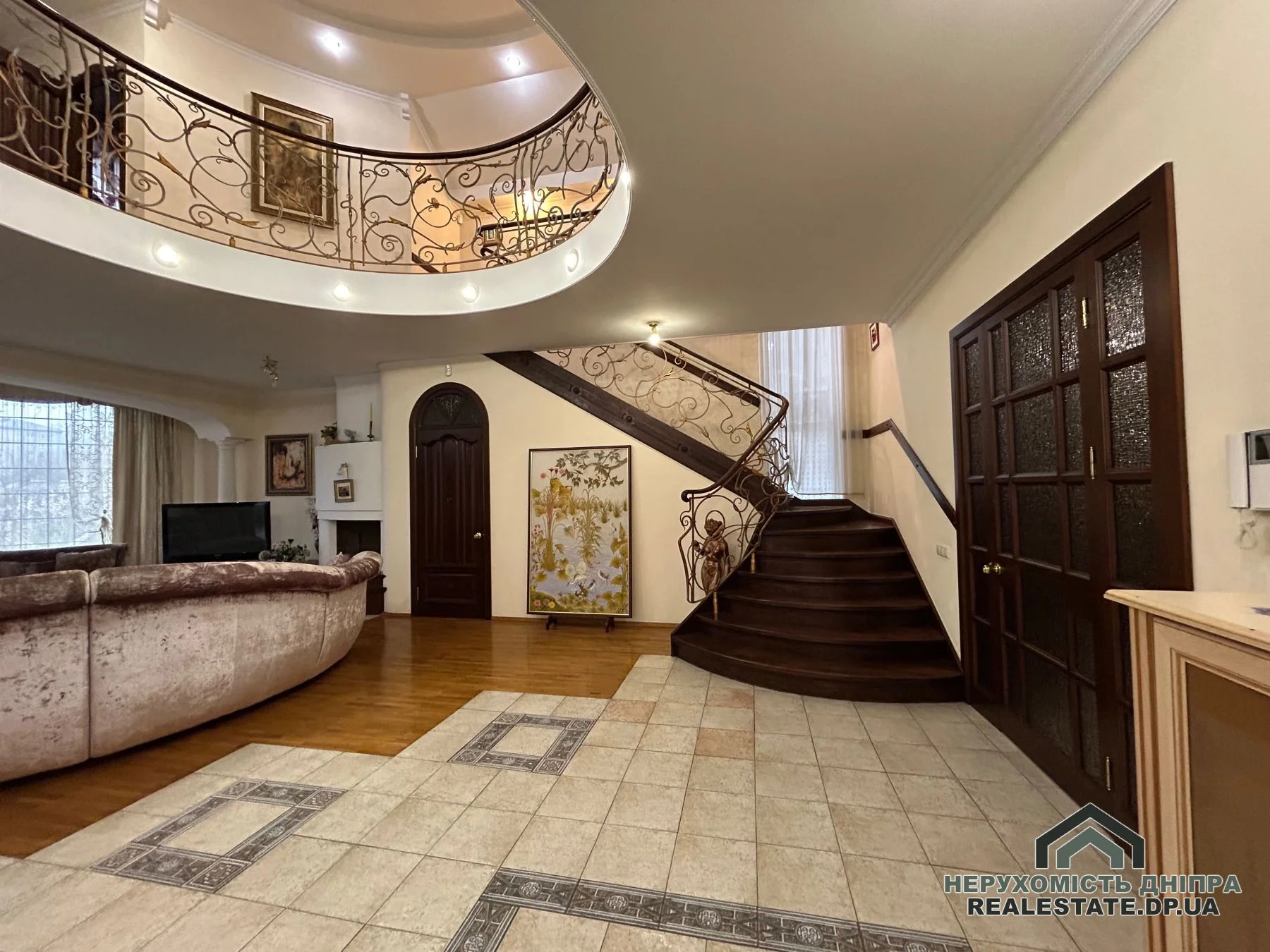 Здам чудовий будинок в центрі міста Дніпра. 7 кімнат, 450 м², ділянка 10 соток в районі ДІІТу · 2
